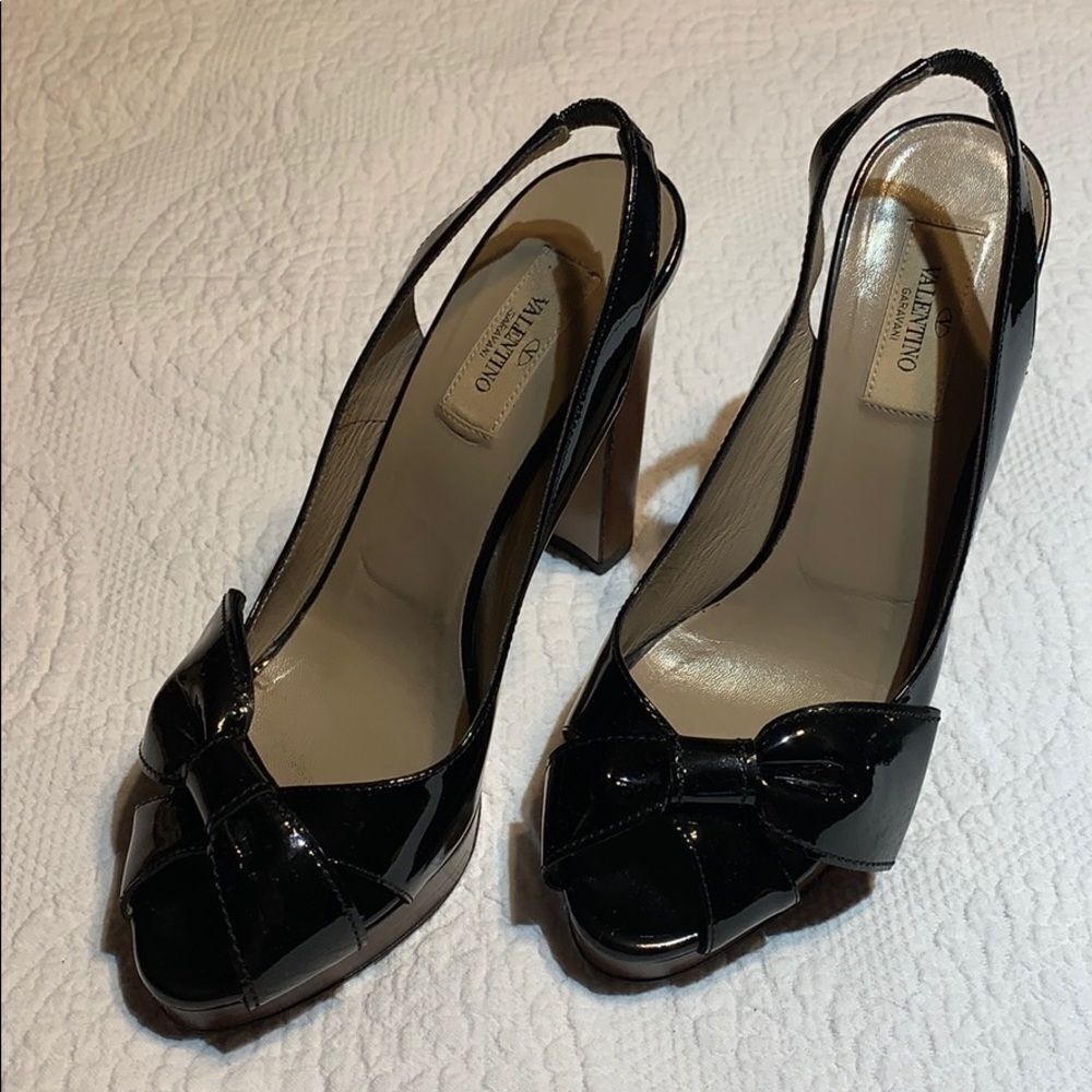 Valentino Garavani Patent sling back bow heels. 38 - Picture 4 of 10